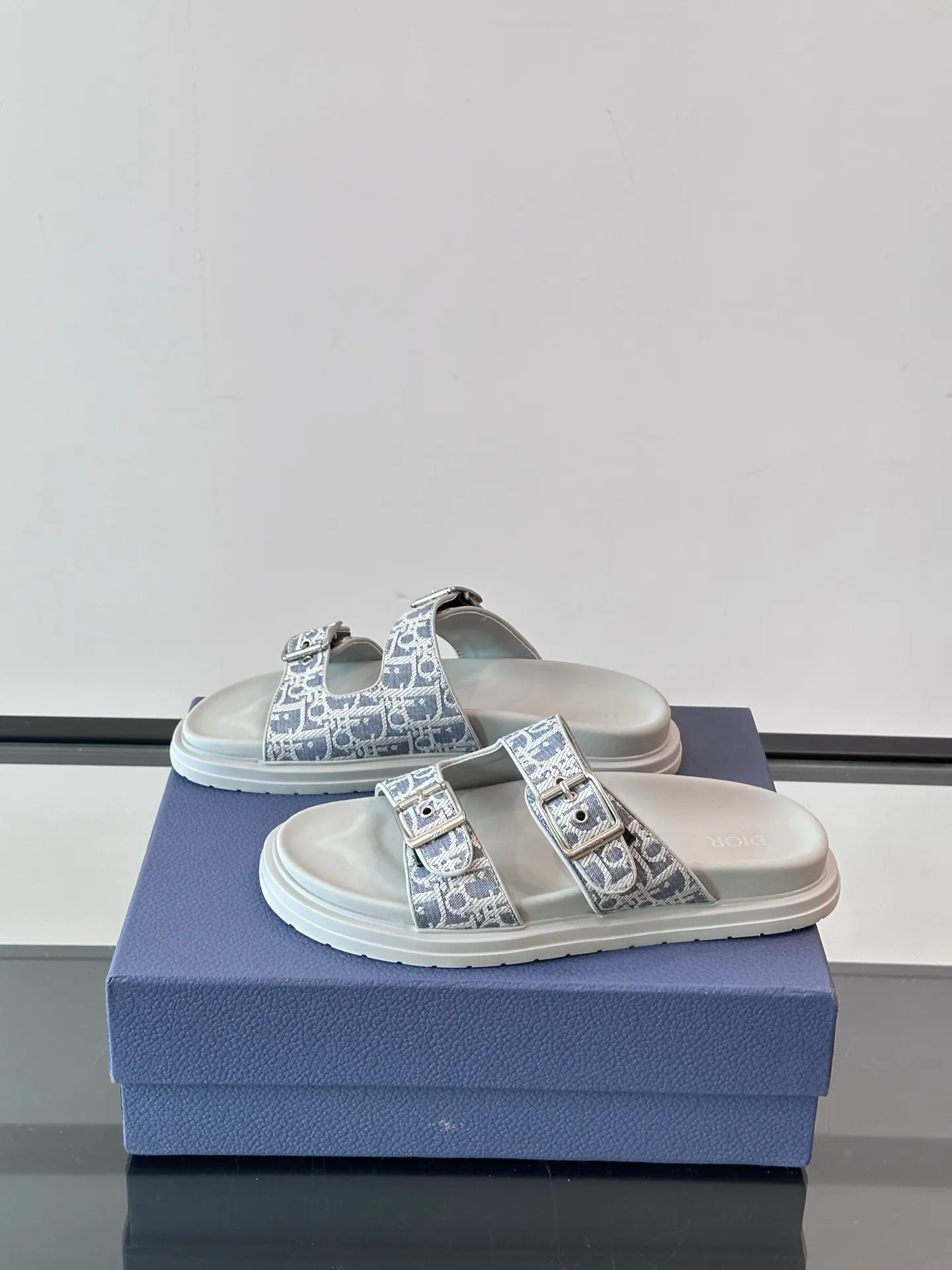 Factory price: 300💰Dior Aqua men's sandals and slippers. Showcasing Dior haute couture design. The Dior gray suede strap is accented with an aluminum Dior buckle for added style. Paired with a comfortable tonal notch sole, they pair easily with shorts or jeans for a sophisticated look. Main body: suede cow leather, technical fabric lining: cow leather, with adjustable straps, aluminum Dior buckle, Dior gray EVA insole, tonal notch rubber outsole splicing structure👌👌 size: 38-44 (45.46 customized)